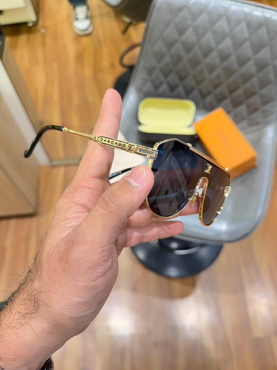 LV 22295 gold black